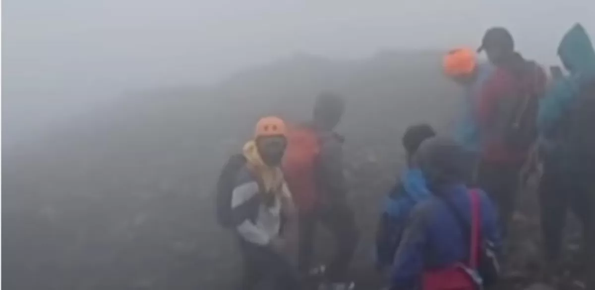 Tim relawan menemukan survivor Syafiq Ridhan Ali Razan yang hilang di Gunung Slamet dalam keadaan meninggal dunia.  (Instagram/slametviabambangan)