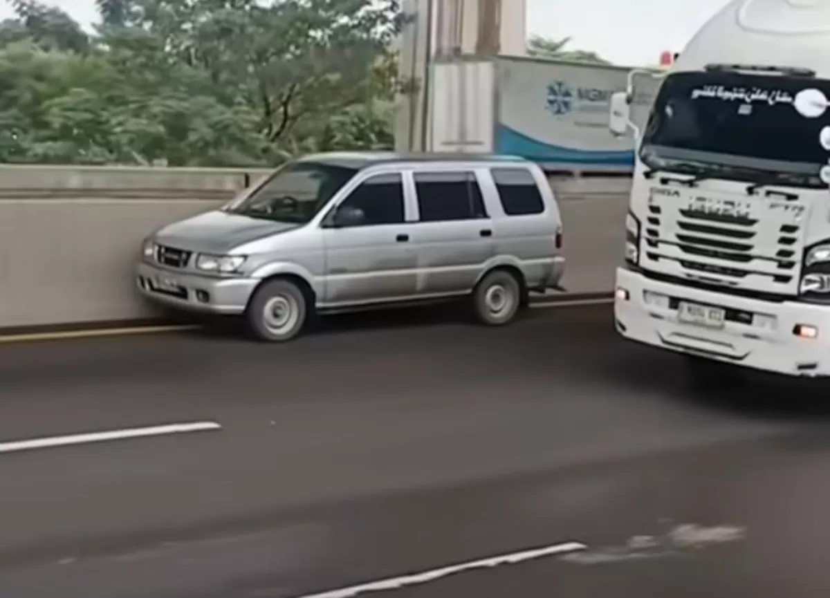Tangkap Layar Video Amatir merekam Detik-detik Mobil Hantam Trotoar di Jalan Tol (Dok. Istimewa)