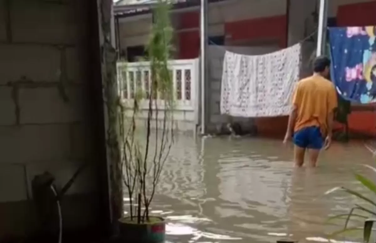 Banjir di Perumahan Griya Hasanah Kertamukti Kab. Bekasi setinggi 50cm (Foto : insibernew.com)