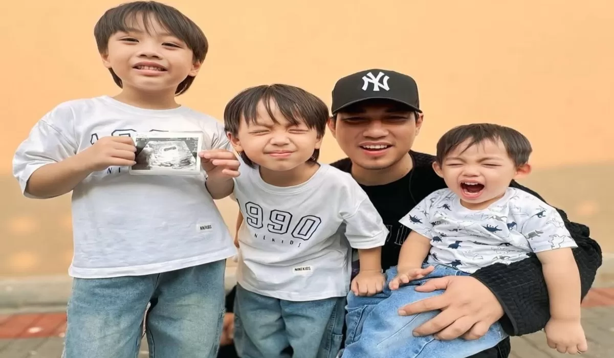 Rizal Armada dengan empat anaknya, 1 masih dalam kandungan (Instagram.com @rizalarmada)