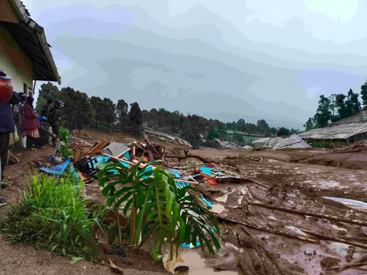 Korban Tewas Longsor Cisarua-Bandung Barat terus Bertambah (Foto : Radar Bandung)