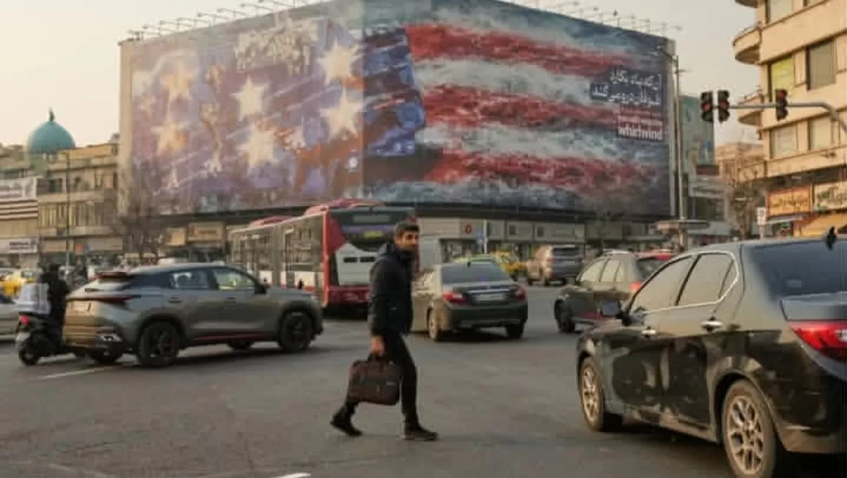 Iran Tampilkan Mural Serangan Kapal Induk AS, Balas Manuver Militer Washington (Foto : Aawsat)