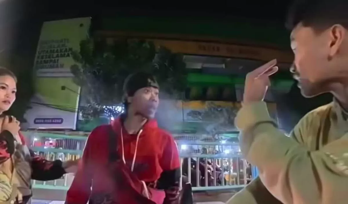 Viral pasutri tak terima ditegur saat merokok di jalan dan lakukan aksi penganiayaan. (Instagram/mintadisundut)