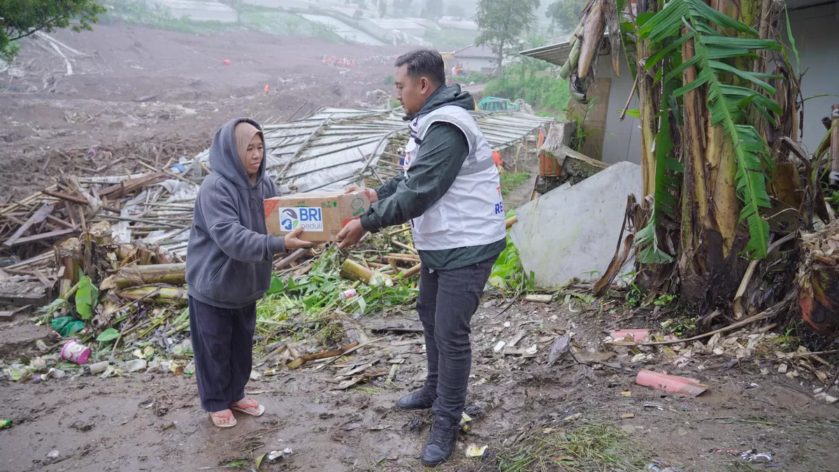 Tanggap Bencana, BRI Peduli Salurkan Bantuan Bagi Warga Korban Longsor Cisarua Kabupaten Bandung (Dok. BRI )