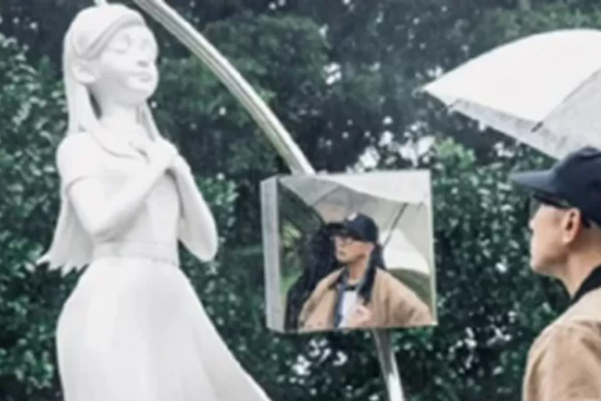 Setahun Kepergian Barbie Hsu, Koo Jun-yup Resmikan Patung Kenangan di Atas Makam Sang Istri (Allkpop)