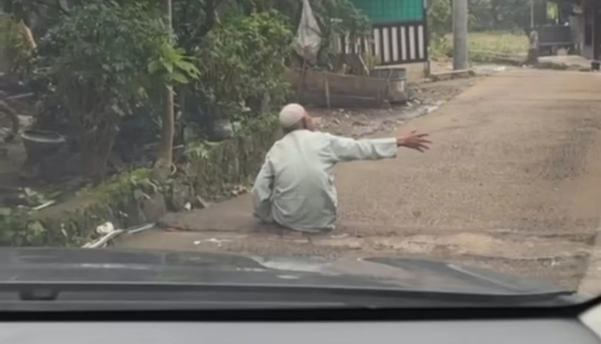 Viral pria lansia sering duduk di tengah jalan untuk meminta uang pengguna jalan.  (TikTok/panduwirss)