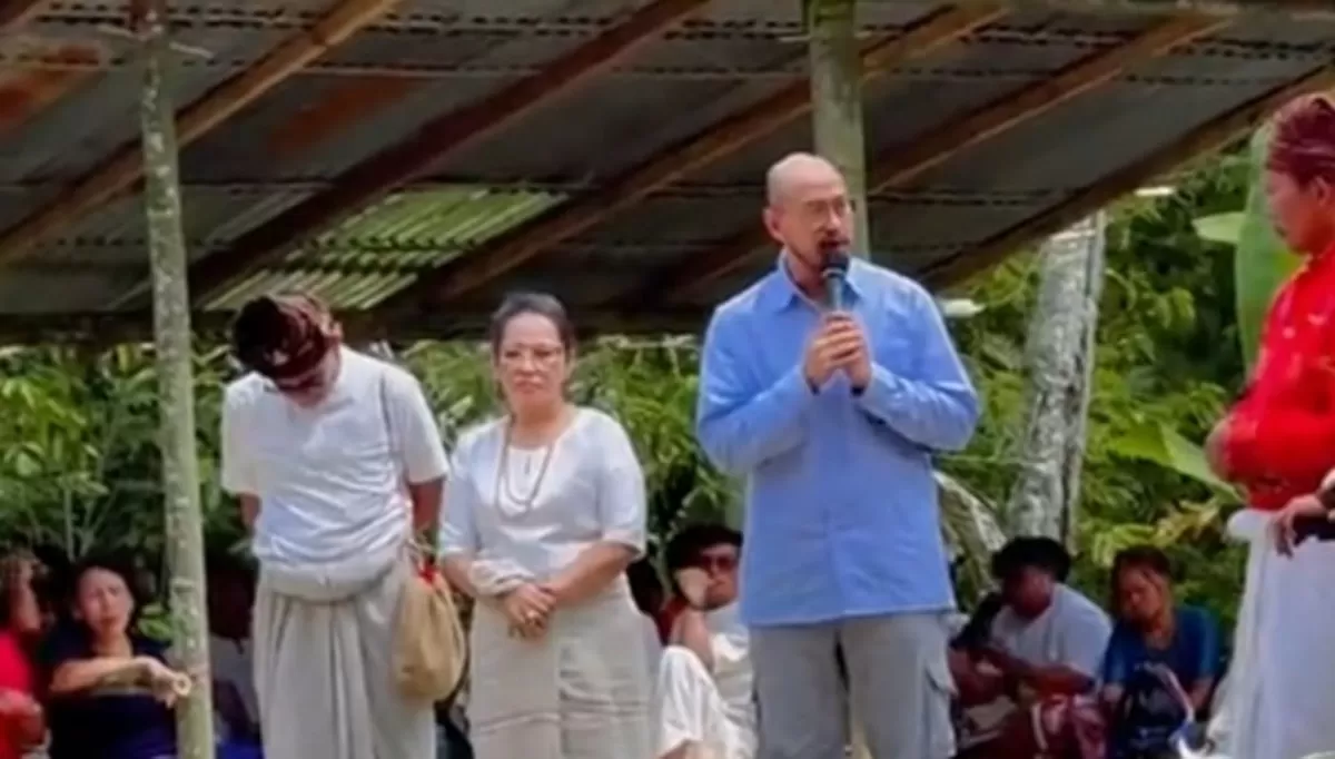 Momen Pandji Pragiwaksono saat menjalani peradilan adat Toraja karena materi candaannya di tahun 2013.  (TikTok/remallintong)