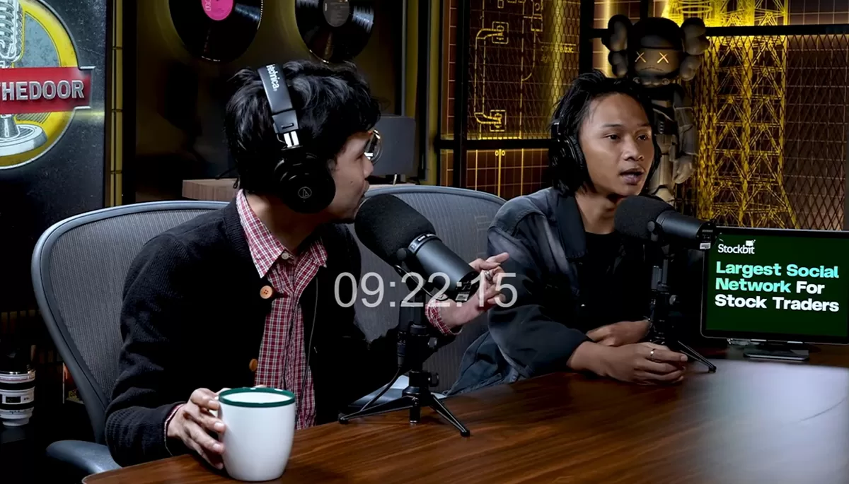 Cuplikan Fajar Sadboy diludahi Indra Frimawan (Dok. YouTube/Deddy Corbuzier)