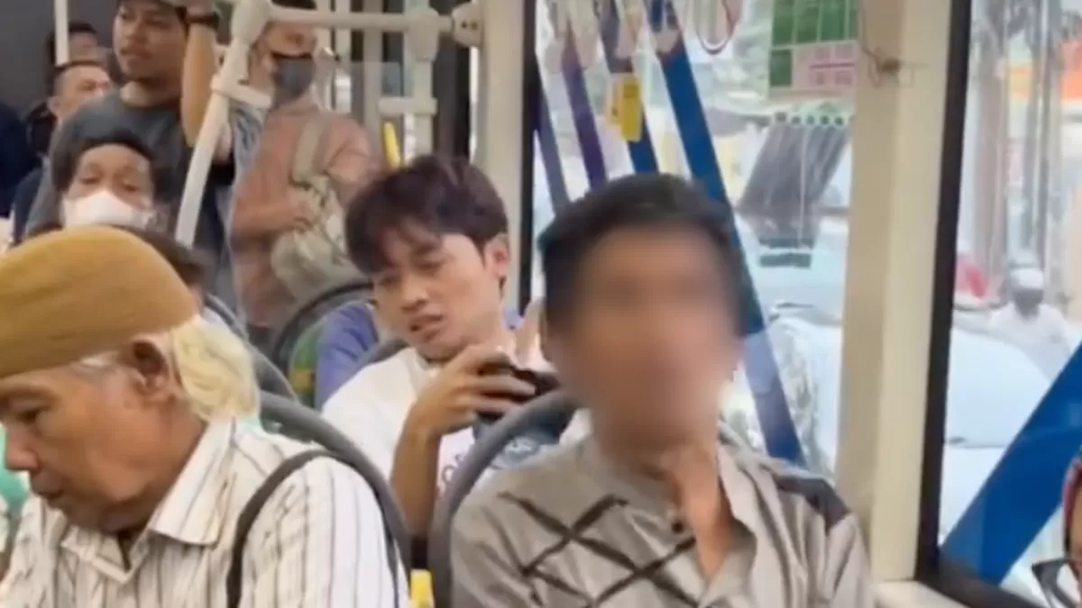 TransJakarta Tanggapi Video Viral Umpatan Rasis Penumpang di Dalam Bus (Istimewa)