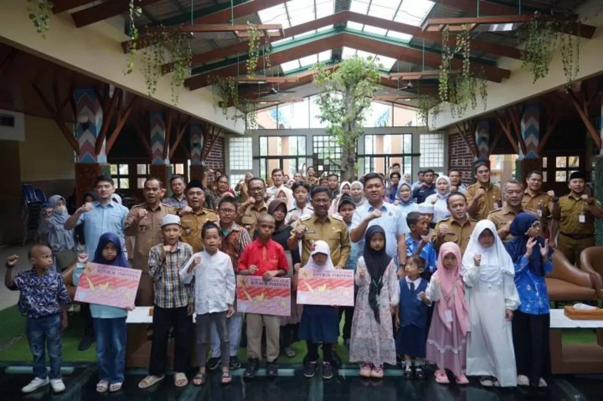 Wali Kota Tangerang H. Sachrudin melakukan foto bersama dengan para penerima KIA, Selasa (24/02/2026) (Prokopim Kota Tangerang)