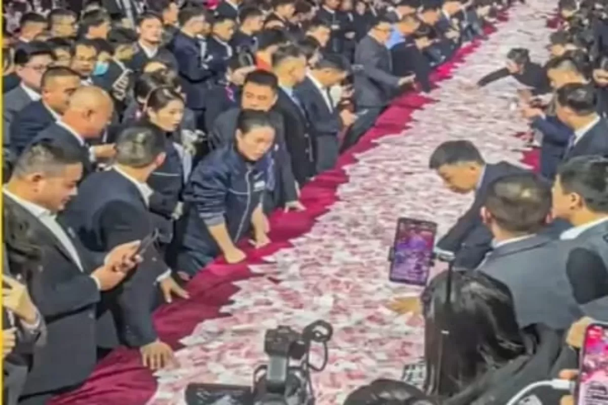 Heboh! Perusahaan China Tebar Bonus Rp439 Miliar, Karyawan Bebas Ambil Uang Tunai di Atas Meja (Istimewa)