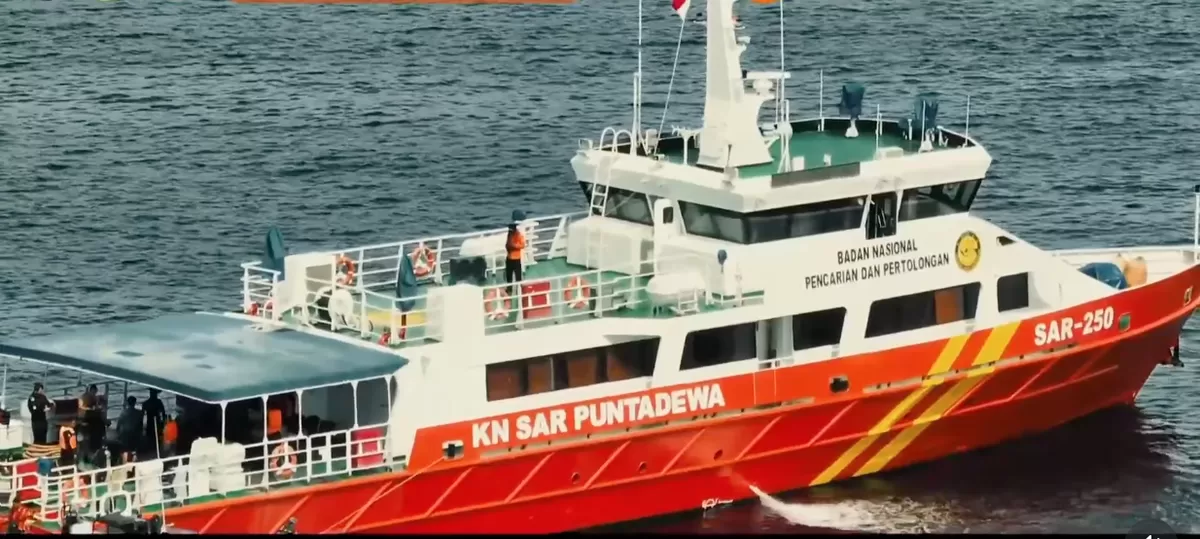 Proses pencarian korban KM Putri sakinah (Instagram @kantorsar_maumere)