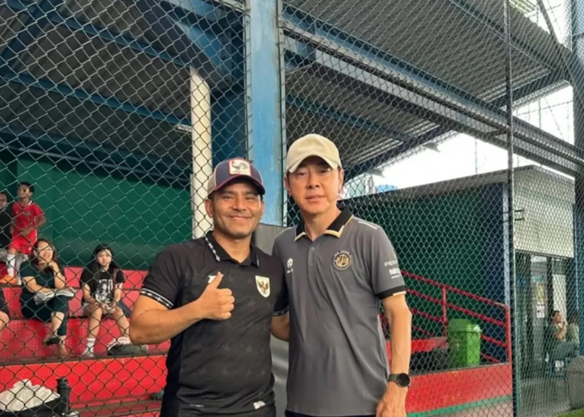 Judika berpose bersama Shin Tae-yong. (Instagram/folksy_football)