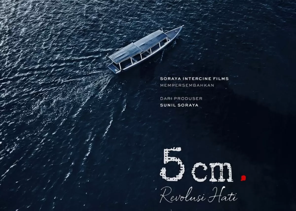 Teaser poster 5cm: Revolusi Hati menampilkan kapal di tengah lautan. (Instagram/sorayaintercinefilms)