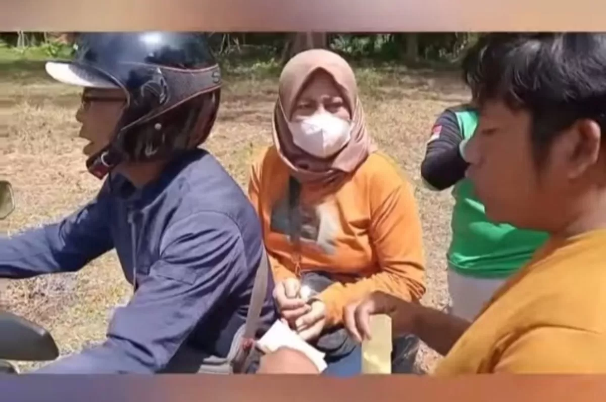 Momen pengunjung mempertanyakan harga tiket masuk Pantai Bandealit Jember yang tidak sesuai dengan nominal yang tertera di karcis resmi (Instagram/jember24jam_)