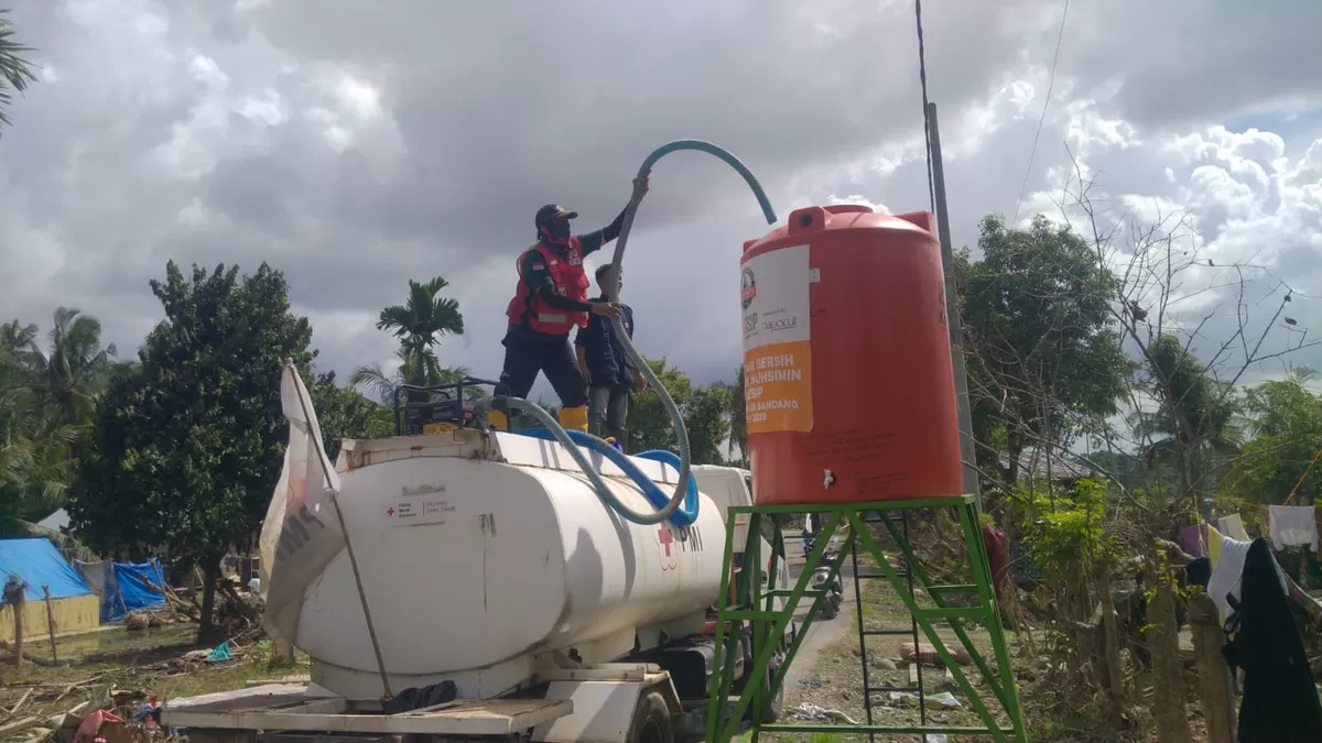 Relawan PMI Jember berikan bantuan air bersih di Aceh. (Dok. PMI Jember)