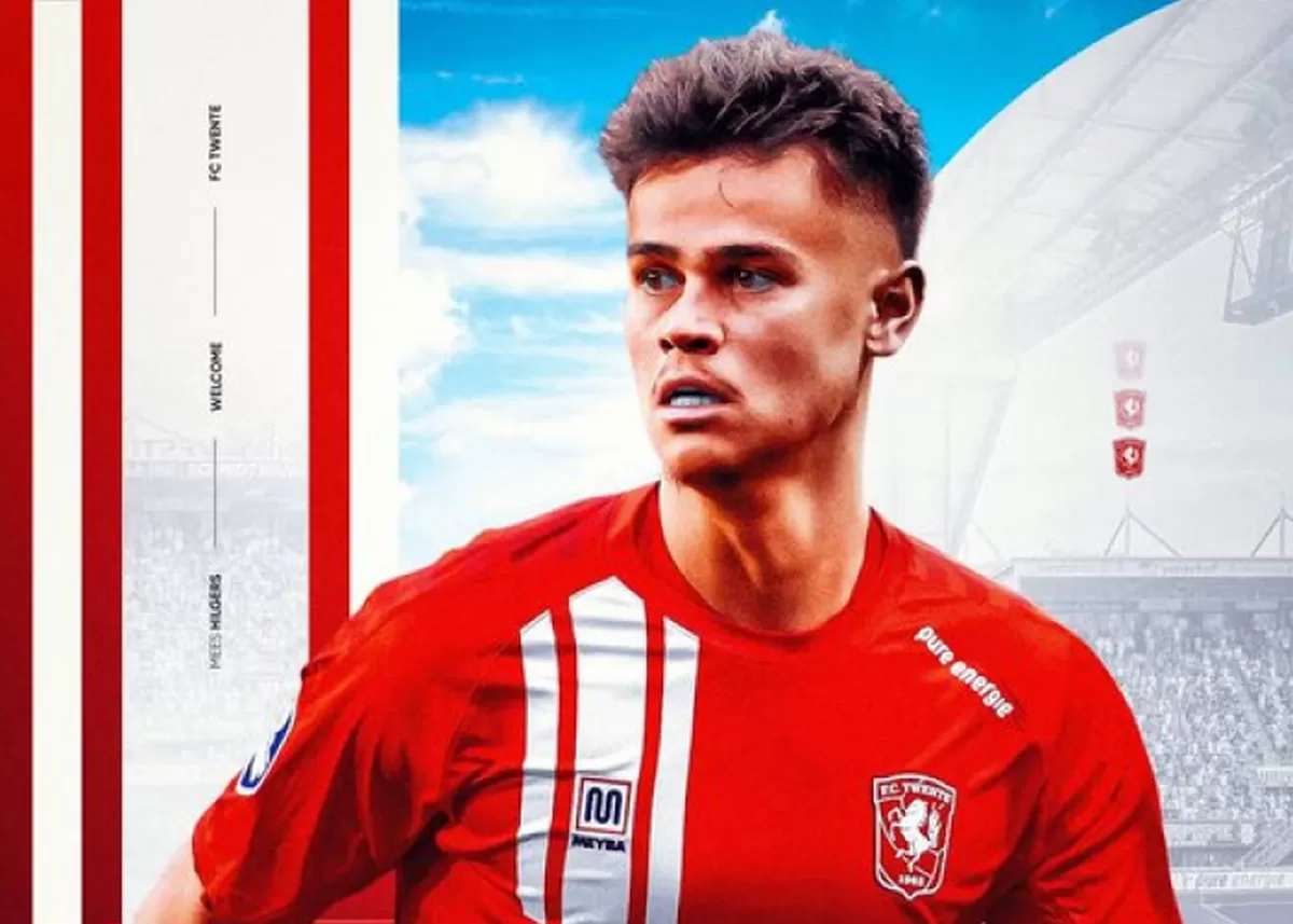 Mees Hilgers tampil gagah dalam balutan seragam FC Twente.  (X/TimnasXtra)