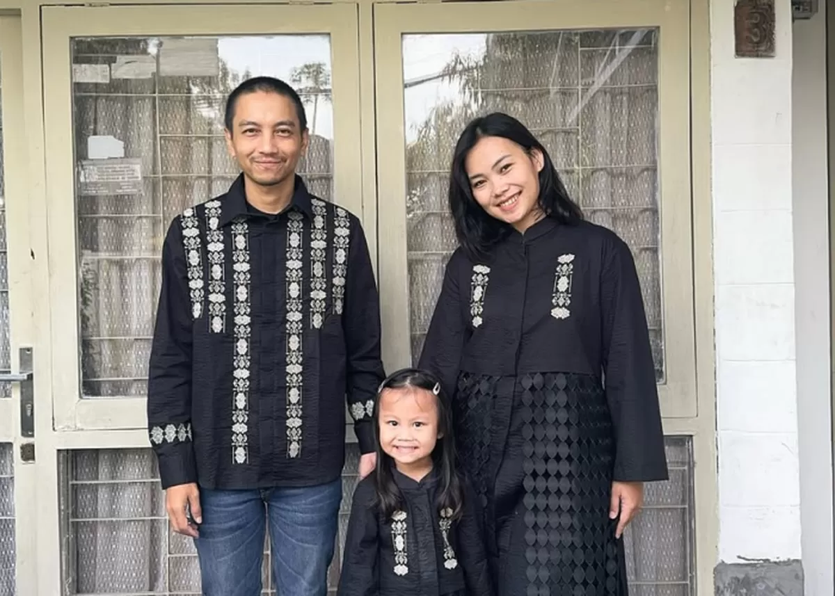 Momen Fiersa Besari dan Aqia bersama putri mereka, Kinasih. (Instagram/fiersabesari)