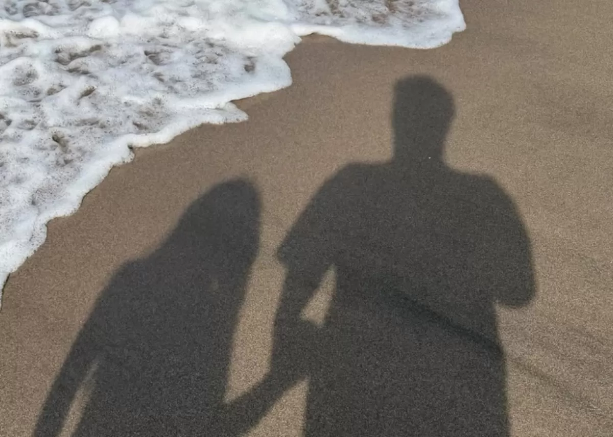 Potret Gading dan Gempi liburan tahun baru 2026 di pantai. (Instagram/@gadiiing)
