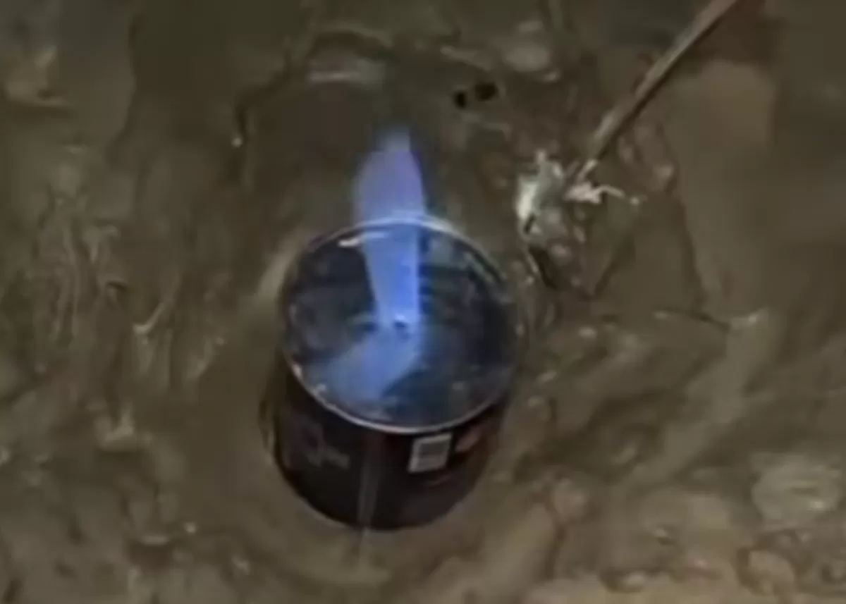 Muncul beberapa titik gelembung gas di Desa Gunong Cut, Nagan Raya, Aceh usai banjir akhir November 2025. (TikTok/sabrina_djuan)