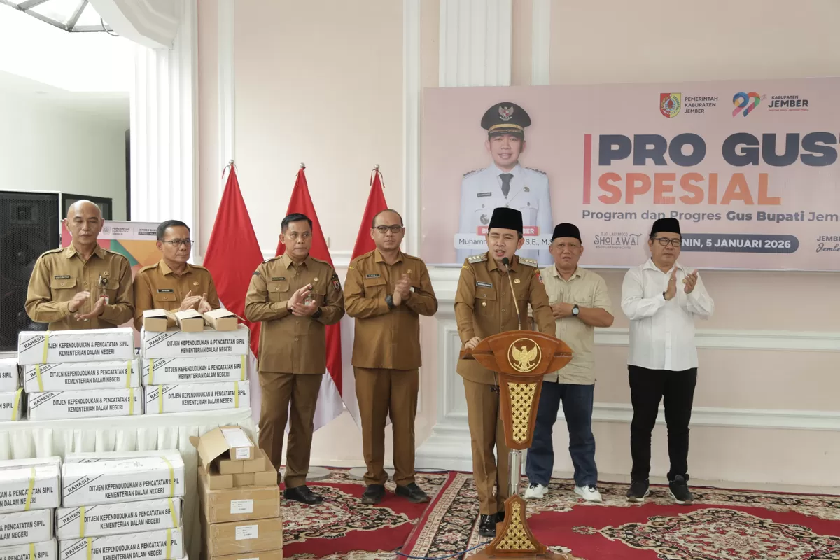 Bupati Jember Gus Fawait saat meluncurkan program adminduk. (M Purnomo/SketsaNusantara.id)