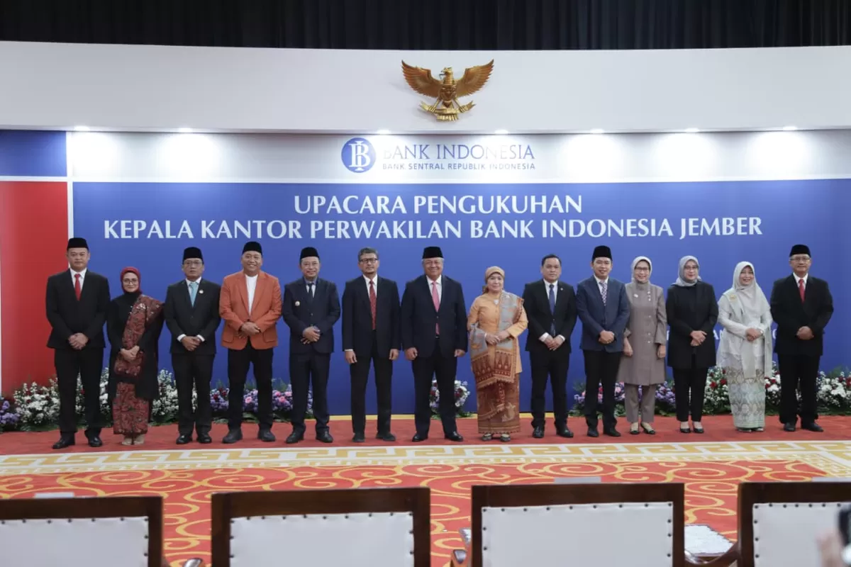Gubernur Bank Indonesia, Perry Warjiyo, saat mengukuhkan Iqbal Reza Nugraha sebagai Kepala Perwakilan Bank Indonesia (KPwBI) Jember yang baru. (Dok Diskominfo Jember)