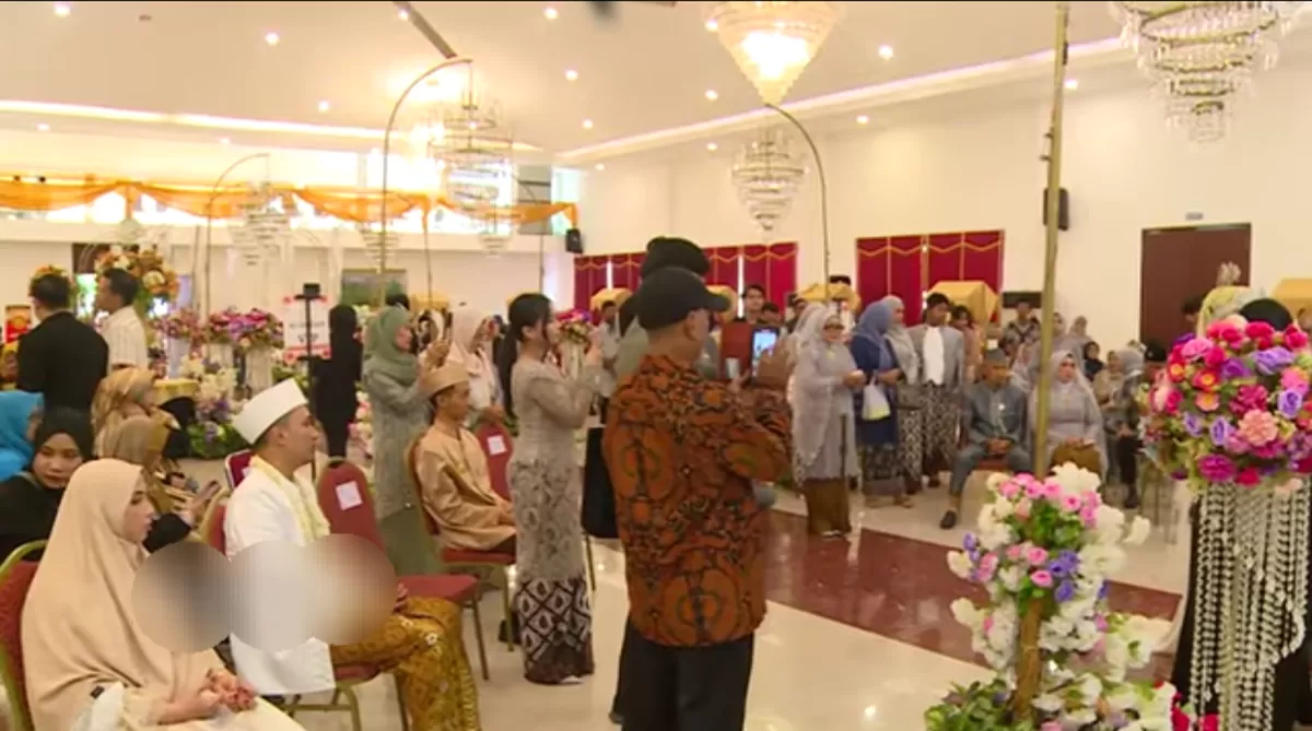 Pernikahan massal korban WO Ayu Puspita  (YouTube Insertlive)