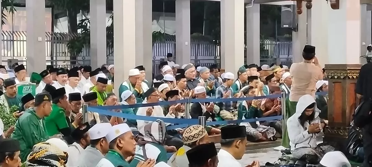 Peserta napak tilas berkumpul di kompleks pemakaman Ponpes Tebuireng. (SketsaNusantara.id)