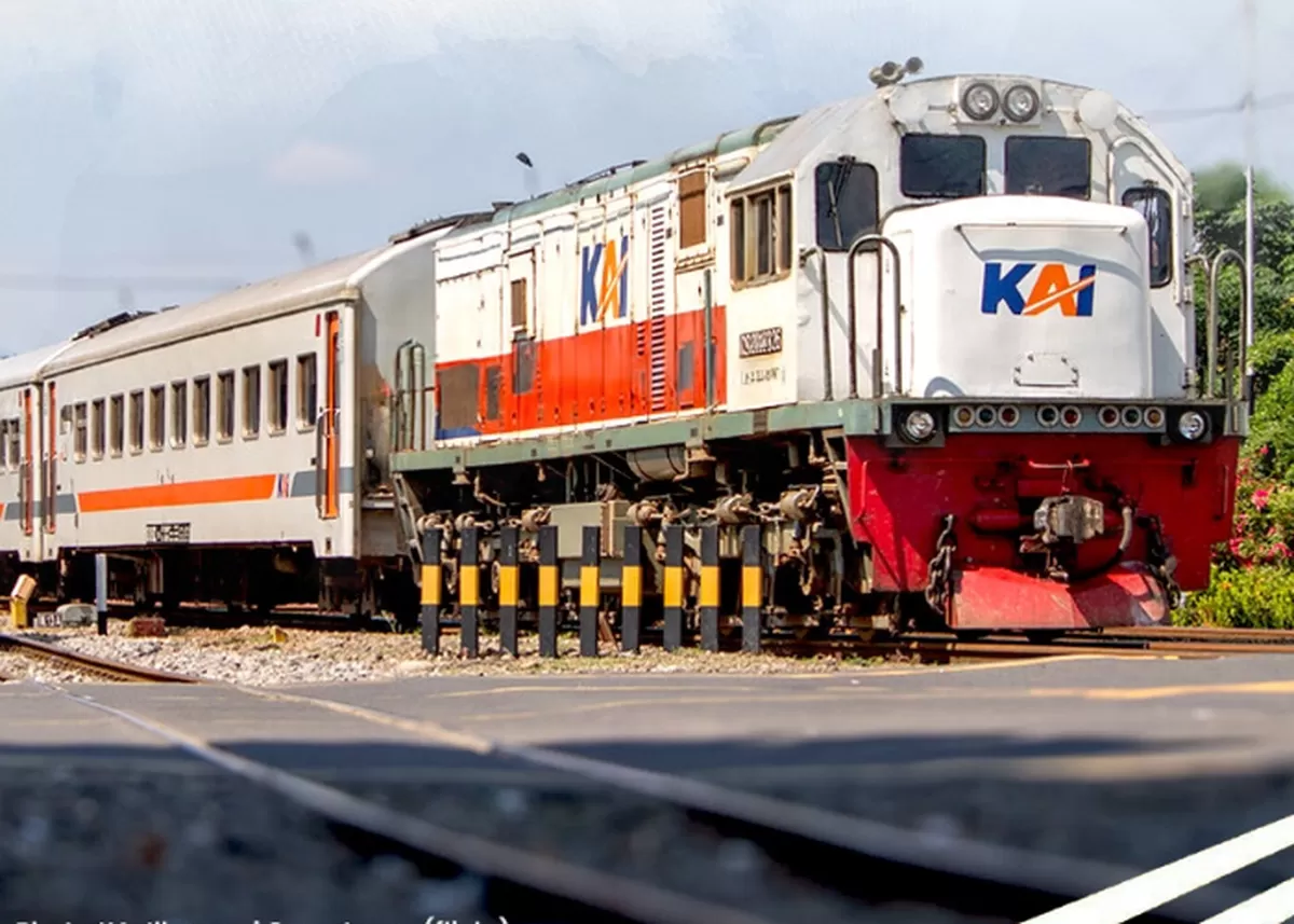 Merasa terganggu dan protes dengan suara klakson kereta api, orang ini malah dirujak netizen dan menyamakannya dengan mbak-mbak tumbler Tuku. (Threads/kai121_)
