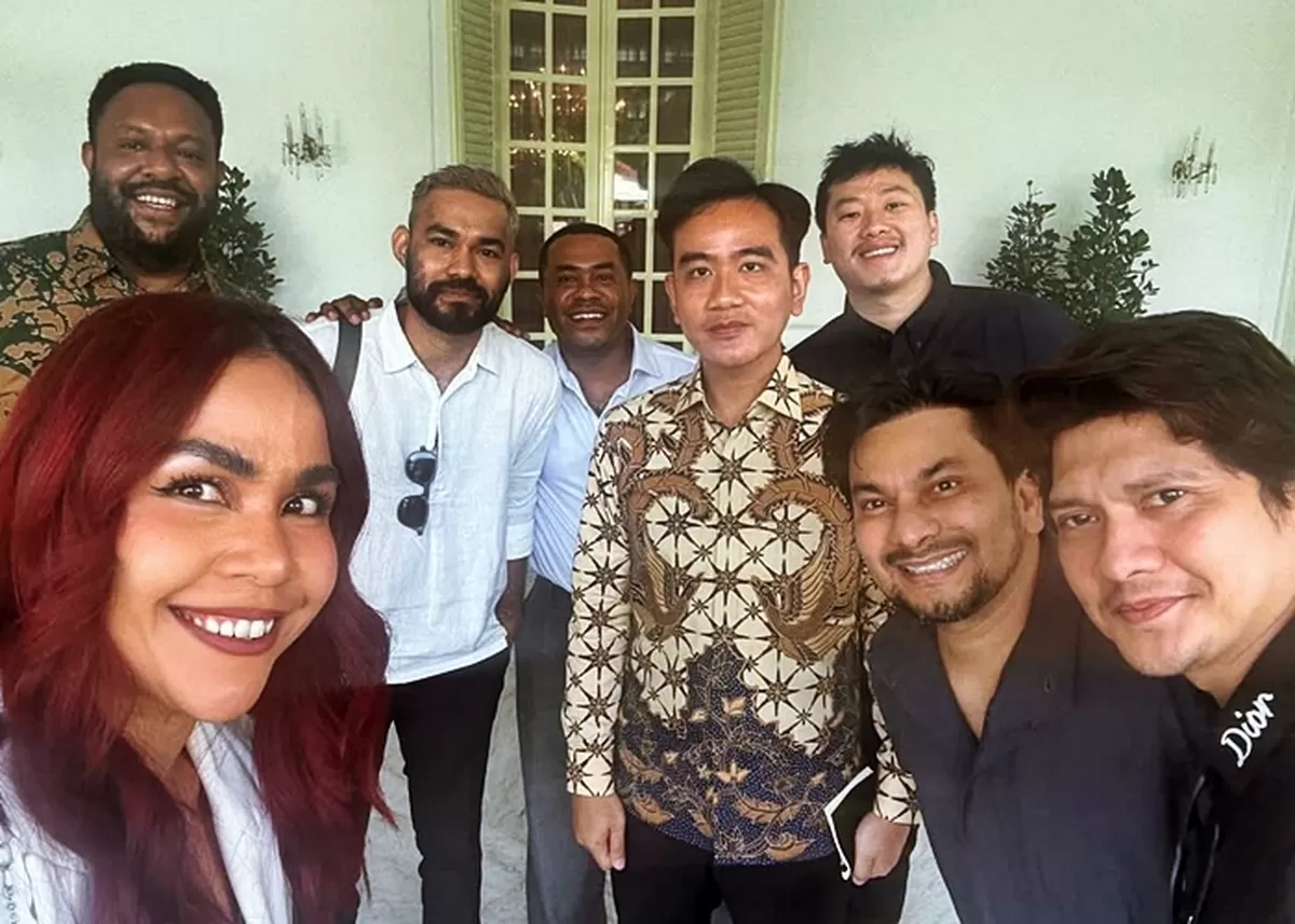 Potret Tompi dan para pekerja seni termasuk Melaney Ricardo hingga Iko Uwais foto barenga Gibran usai hadiri audiensi di Istana Wapres (Instagram/dr_tompi)