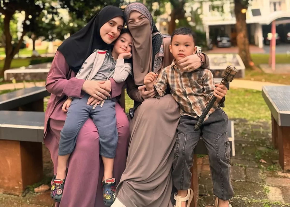 Potret Fairuz A. Rafiq berikan dukungan moril pada Wardatina Mawa yang masih berjuang mencari keadilan. (instagram/fairuzarafiq)