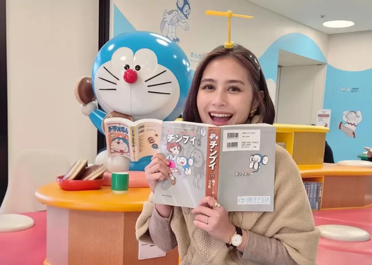 Potret Prilly Latuconsina dan sang pacar, Omara Esteghlal, sedang mengunjungi Museum Fujiko F. Fujio yaitu pencipta manga Doraemon. (Instagram/prillylatuconsina96)