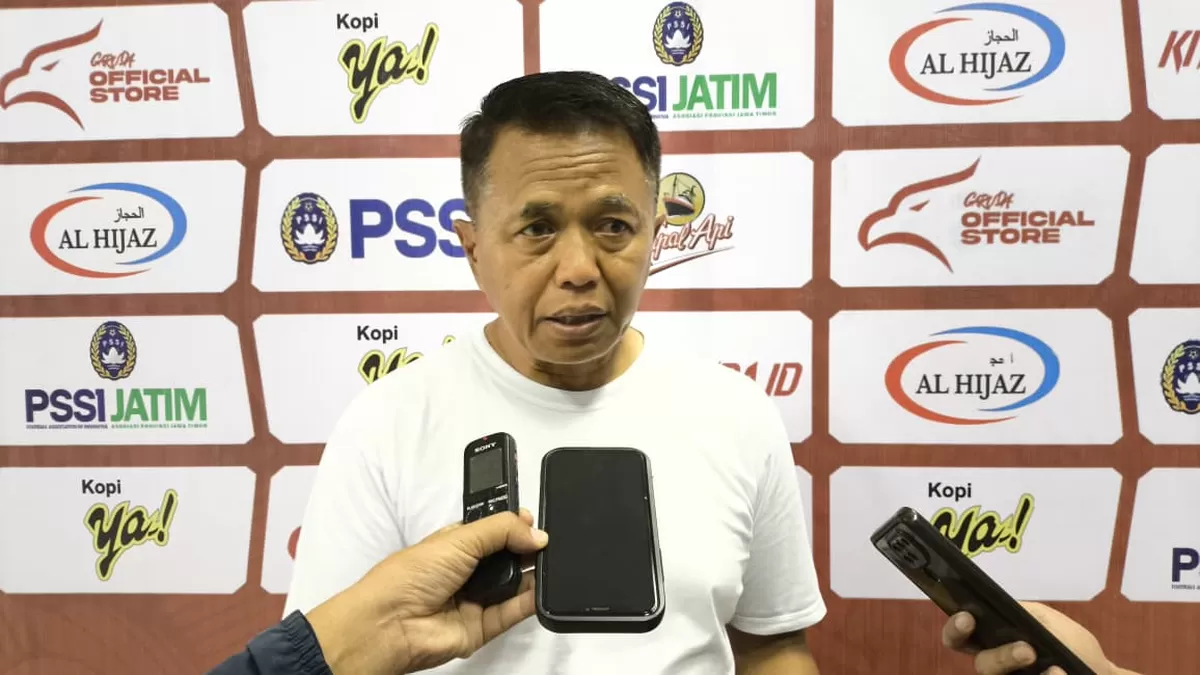 Pelatih Persid Jember Agus Yuwono saat dikonfirmasi. (Angga Juli Setiawan/SketsaNusantara.id)
