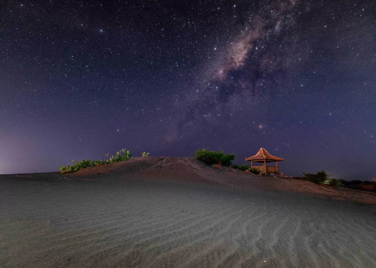 Gumuk Barchan di Parangtritis, Yogyakarta. (bantulkab.go.id)