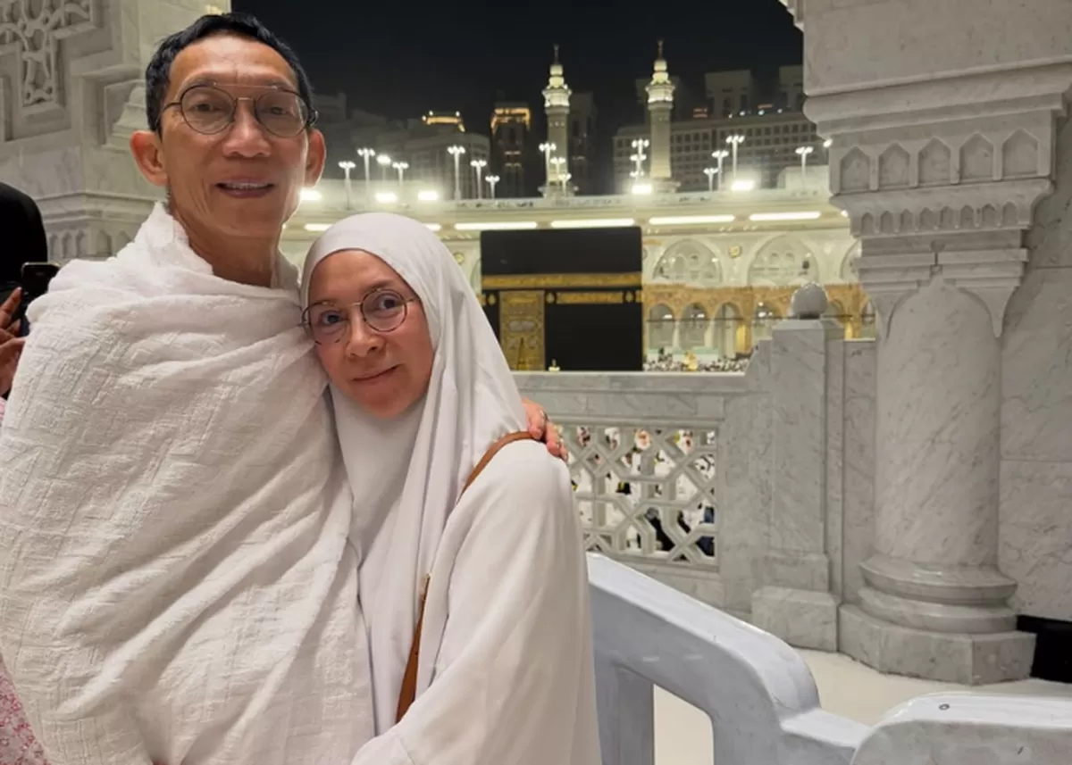 Potret Melly Goeslaw sedang menjalankan ibadah umroh dalam rangka merayakan ulang tahunnya yang ke-52. (Instagram/melly_goeslaw)