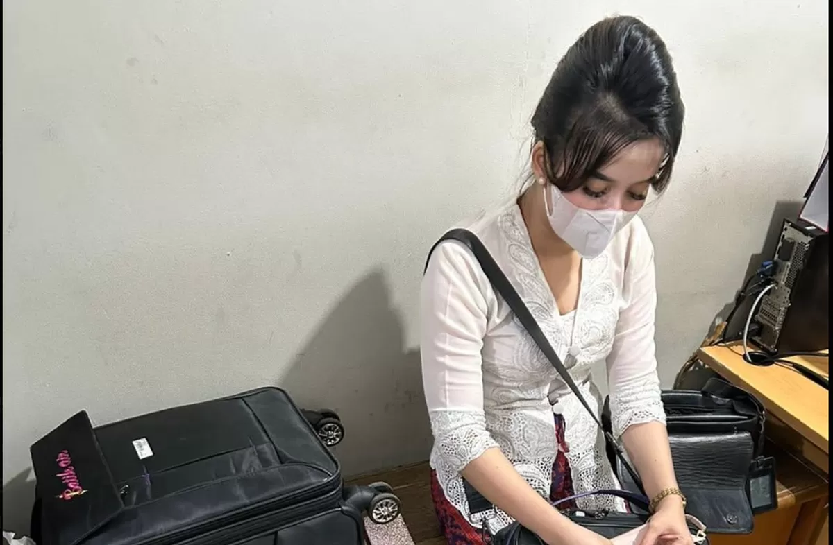 Sosok N, perempuan yang mengaku jadi pramugari Batik Air hingga diamankan polisi Bandara (X/@ndymanoballl)