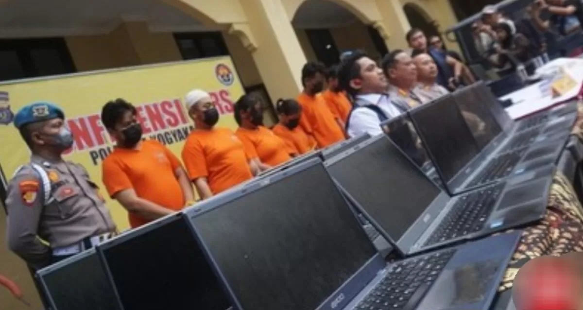 6 Tersangka Sindikat love scamming  (YouTube KOMPASTV )