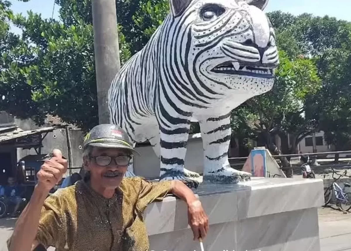 Patung Macan Putih di Desa Balongjeruk kini menjadi ikon viral dan aset kebanggaan warga setempat. (Instagram/pembasmii.kehaluan)
