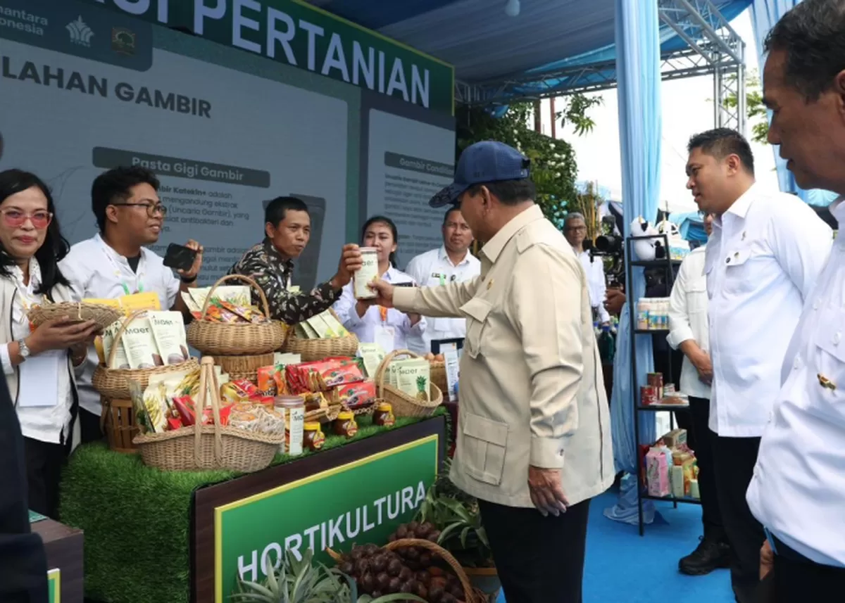 Presiden Prabowo Subianto menghadiri Panen Raya Nasional di Karawang. (X/prabowo)