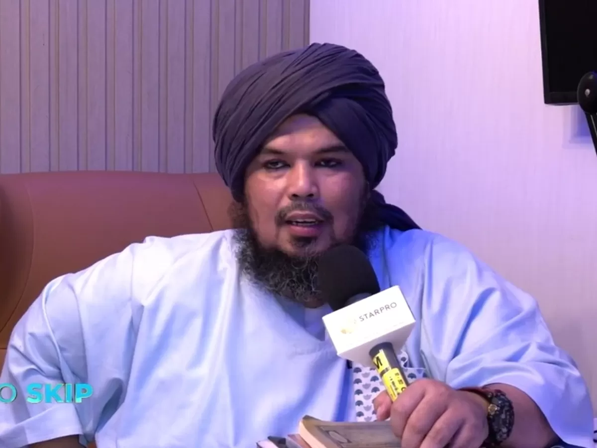 Inilah pengakuan Ustaz Derry Sulaiman saat menyinggung perkara Inara Rusli berniat mengajukan isbat nikah agar pernikahan sirinya dengan Insanul Fahmi legal di mata hukum.  (YouTube.com/@STARPRO Indones)