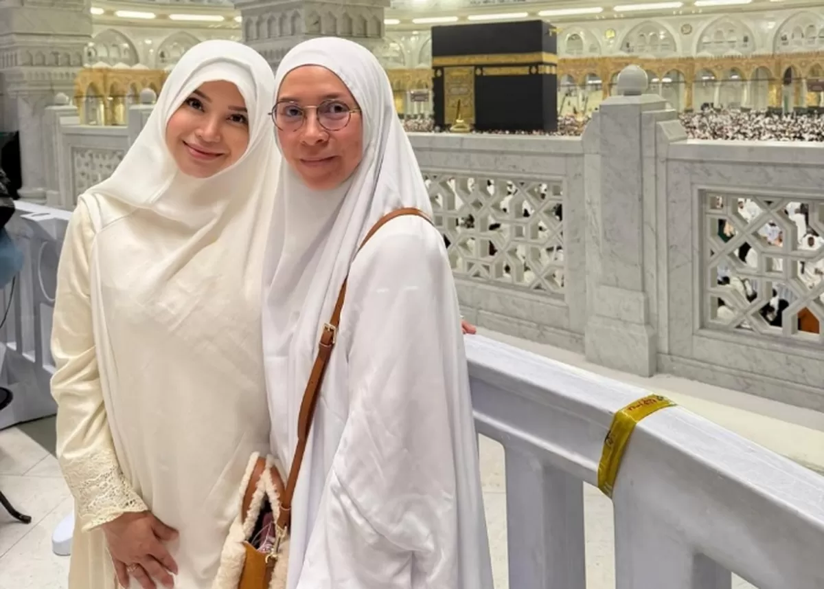 Potret Rossa dan Melly Goeslaw umrah di 2026. (Instagram/@itsrossa910)