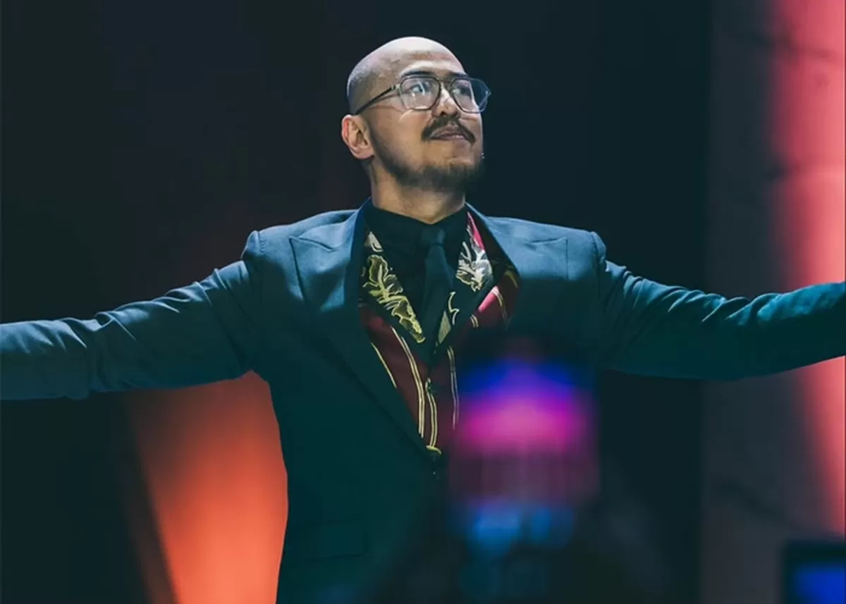 Potret Pandji Pragiwaksono kena somasi hingga dilaporkan ke polisi imbas pertunjukan stand up comedy 'Mens Rea' yang menyentil isu politik dan kritik pemerintah (Instagram/pandji.pragiwaksono)