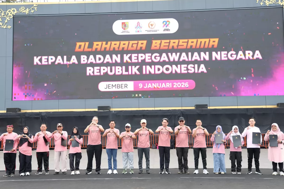 Gus Fawait dan Kepala Badan Kepegawaian Negara (BKN)&nbsp;Prof. Zudan Arif Fakrulloh saat berfoto bersama di Alun-alun Jember. (Dok Diskominfo Jember)