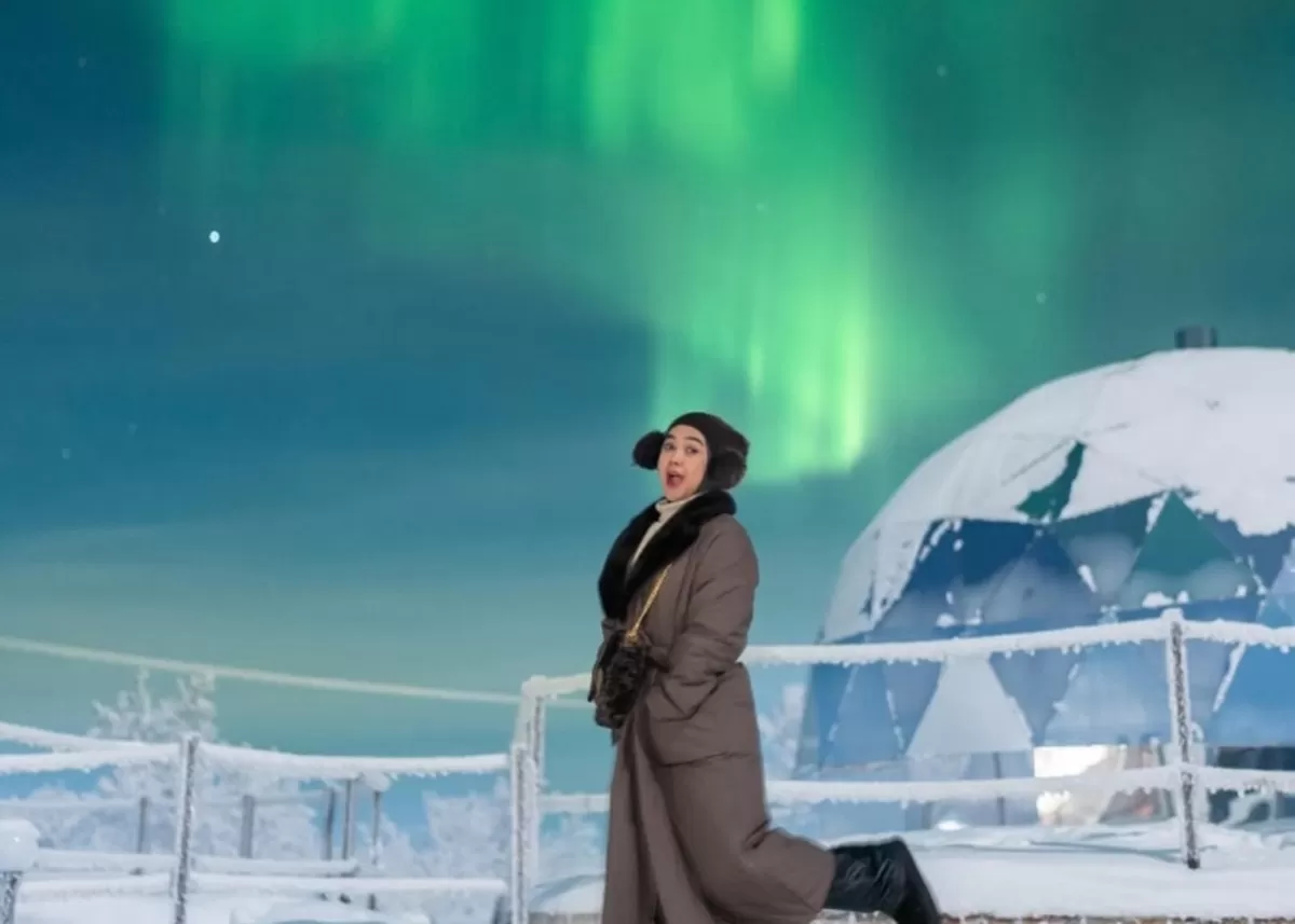 Potret Ria Ricis dan Moana liburan dengan penampakan Aurora Borealis. (Instagram/@riaricis1795)