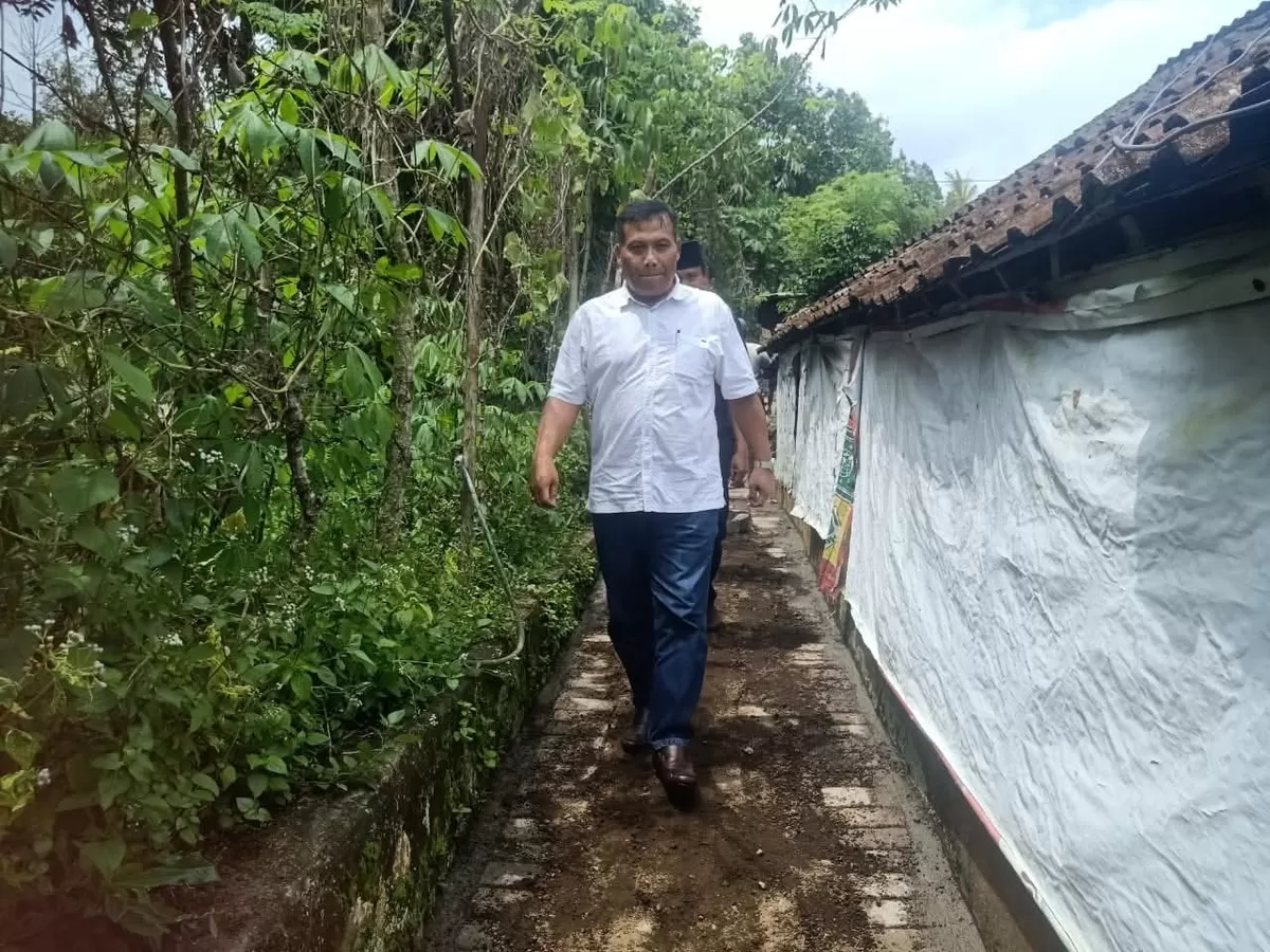 Anggota DPRD Jatim H Satib saat tinjau lokasi. (Angga Juli Setiawan/SketsaNusantara.id)