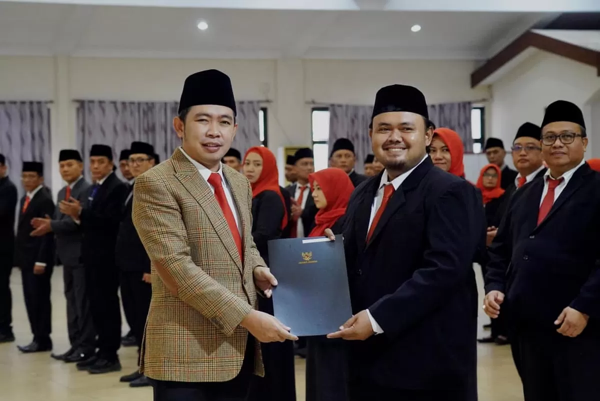 Bupati Jember Muhammad Fawait saat menyerahkan SK Kepala Puskesmas. (Dok Diskominfo Jember)