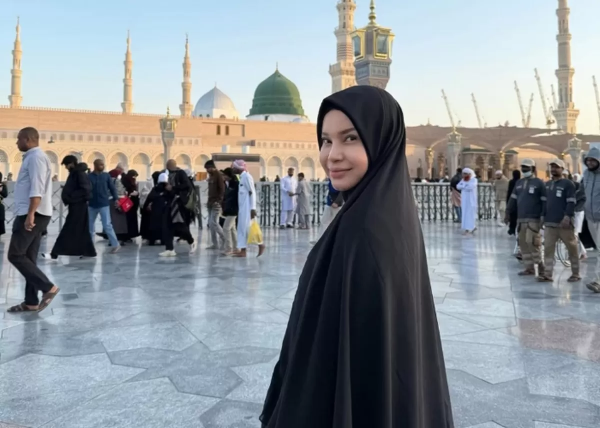 Potret Rossa sebagai salah satu artis yang umrah di awal tahun. (Instagram/@itsrossa910)
