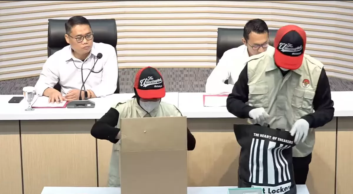 Momen saat KPK perlihatkan barang bukti yang disita selama OTT kasus dugaan korupsi di KPP Madya Jakut (YouTube KPK RI)