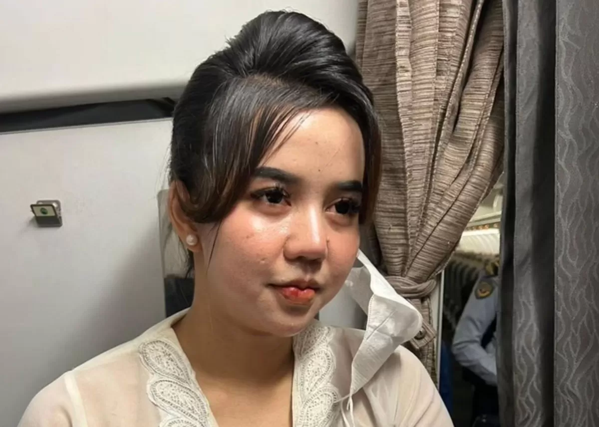 Khairun Nisa saat ketahuan menyamar sebagai pramugari.  (X/neVerAl0nely___)