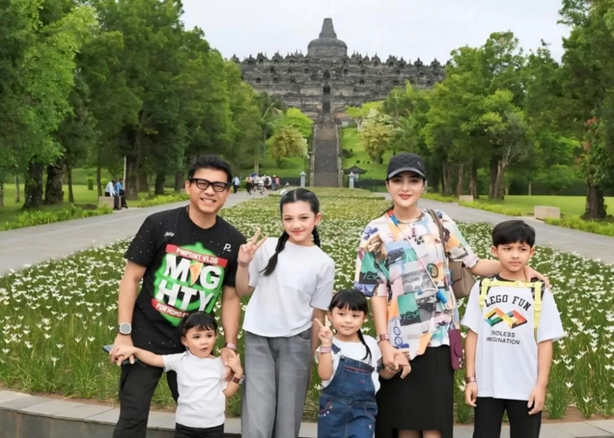 Ashanty dan Anang Hermansyah liburan di Candi Borobudur Magelang. (Instagram/@ashanty_ash)